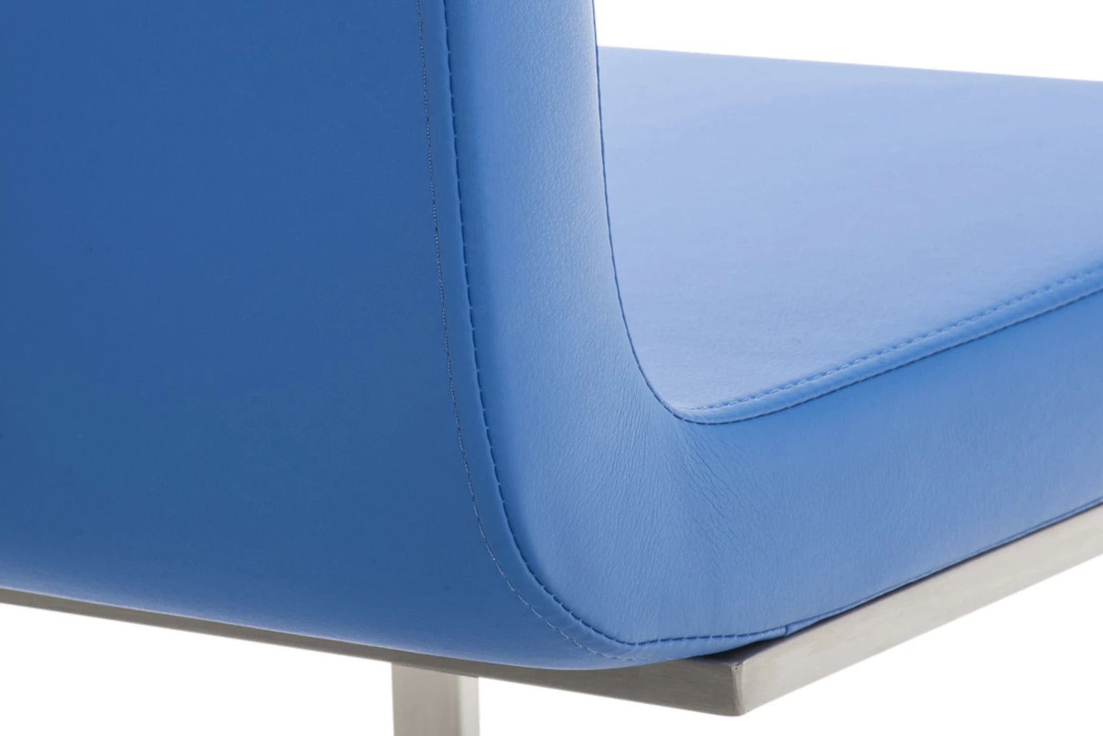 In And OutdoorMatch Eetkamerstoel Lela - Blauw - Set van 2 - Kunstleer - Hoogwaardige bekleding - Luxe eetkamerstoelen - Moderne look Eetkamerstoel